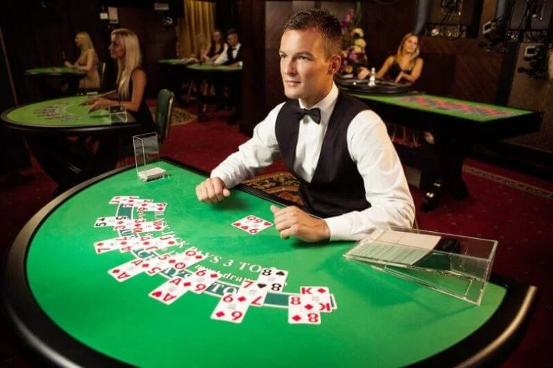 Dealer memandu meja kasino live dalam ruang permainan BTV168