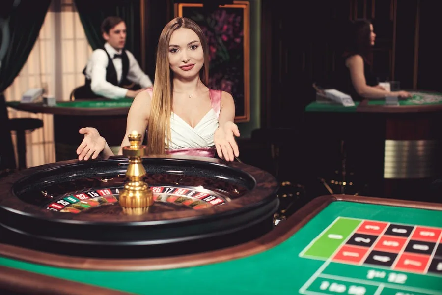 Tampilan meja live dengan panel taruhan dan suasana dealer